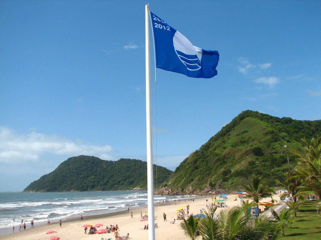 Quais praias brasileiras têm a certificação Bandeira Azul?