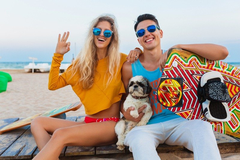 Cachorro na praia: Dicas para aproveitar as férias com o pet