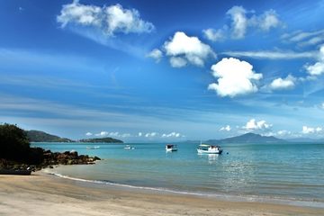 Praia de Zimbros: calma e tranquilidade em Bombas, SC.