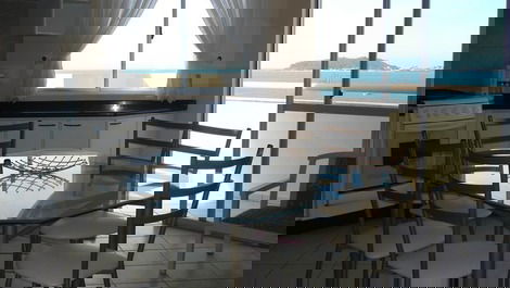 SALA/COZINHA EQUIPADA COM VISTA PARA O MAR