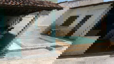 Casa com piscina e churrasqueira