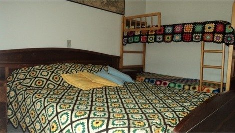 Suite 2 com cama de casal e beliche