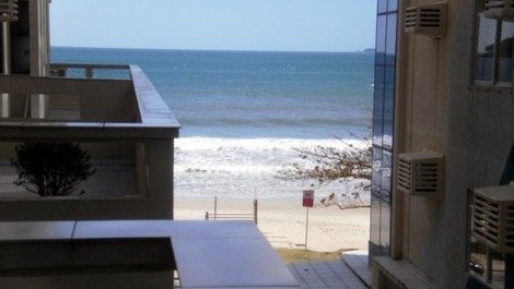 Sacada do apartamento com vista para a praia