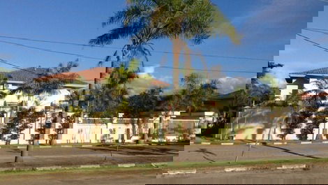 Casa en una urbanización cerrada frente a la playa en Praia Grande, Ubatuba.