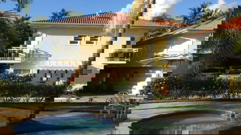 Casa en una urbanización cerrada frente a la playa en Praia Grande, Ubatuba.