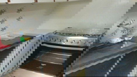 cozinha com fogão inox 6 bocas