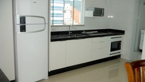 Apartamento con 3 suites con vista al mar y aire a la tienda. Russi