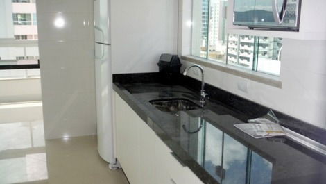 Apartamento com 3 suites com ar e vista para o mar ao shop. Russi