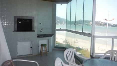 Apartamento 3 suites con aire frente a la playa