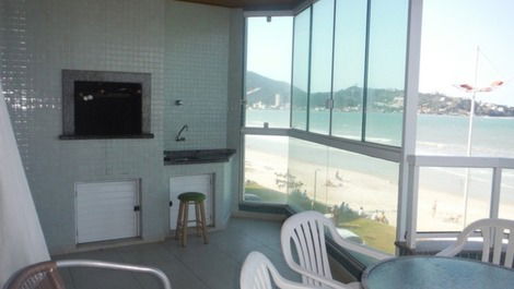 Apartamento de 3 suites com ar frente para a praia