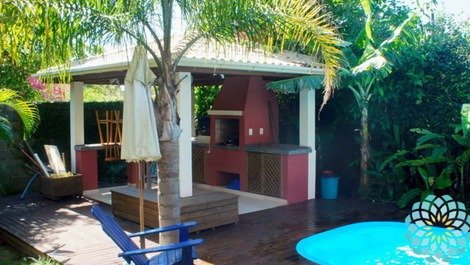 Linda casa com piscina, 5 dormitórios na Praia do Campeche!
