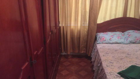 Quarto: janela com vista para a rua barata ribeiro, armário com 6 portas, cama de casal, tv no suporte, sofá decorativo e 1 ventilador de teto 