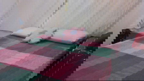 Quarto com cama para casal+ colchonete para criança 