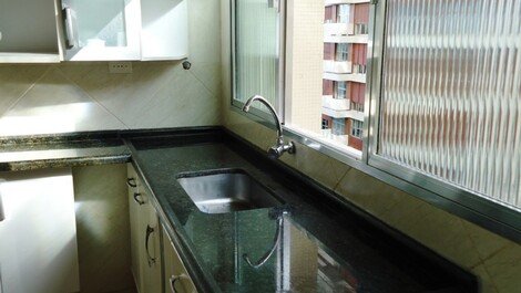 Cozinha planejada/pia de granito c/ janela de aluminio