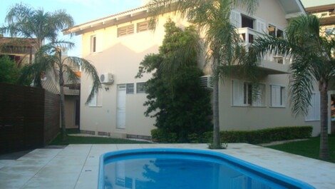 Couse with 04 suites with pool 50 meters from the sea,