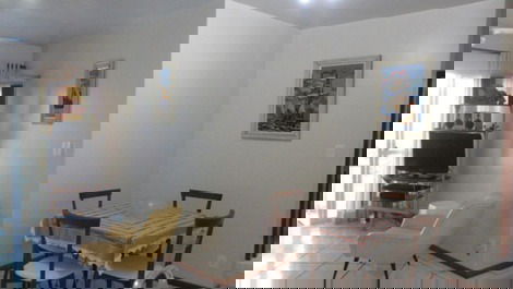 Apto com 2 dormitorios, piscina, quadra de esporte e fica a 50m do mar