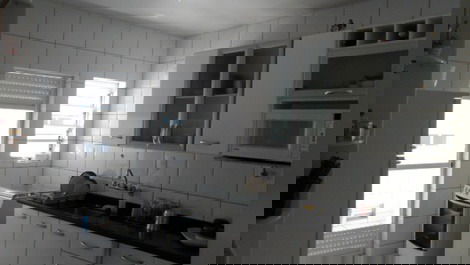 Apto com 2 dormitorios, piscina, quadra de esporte e fica a 50m do mar