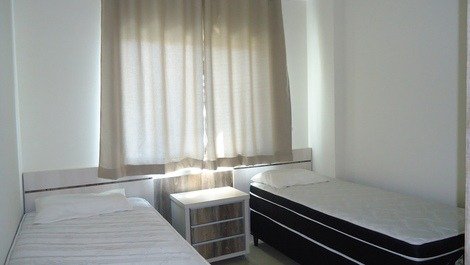 Dormitório com 2 camas de solteiro