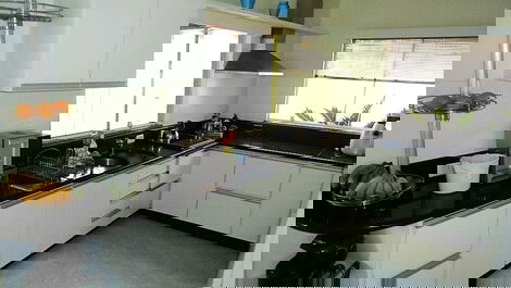 GRAN CASA CON PISCINA, AMUEBLADO THIN