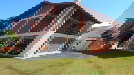 casa com 06 dormitórios