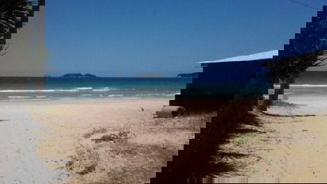 Acesso a praia em frente ao condomínio