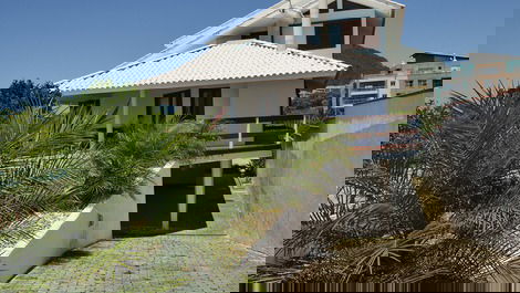 Exelente casa Praia Santinho - 5 dormitórios e com vista para o mar.