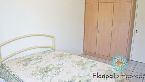 Apartamento com 2 dormitórios a meia quadra do mar!