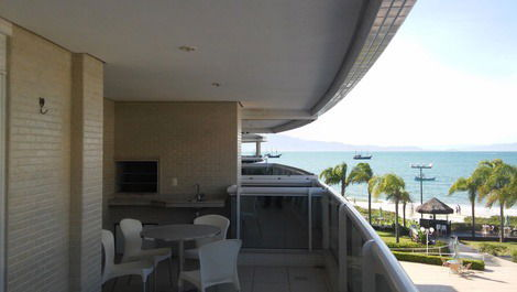 Luxurious Apartment with 3 Suites with a wide view of the sea!