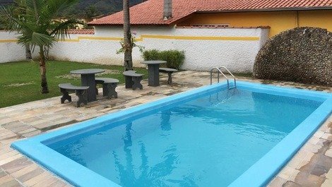 Casa c/piscina p/15 a 20 pessoas - WIFI -300 m da praia - Maranduba