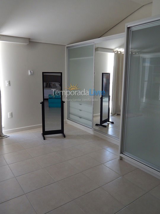 Apartamento para aluguel de temporada em Florianópolis (Praia Brava)