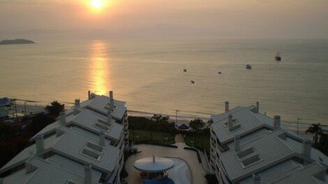 APARTMENT FRONT OF THE SEA