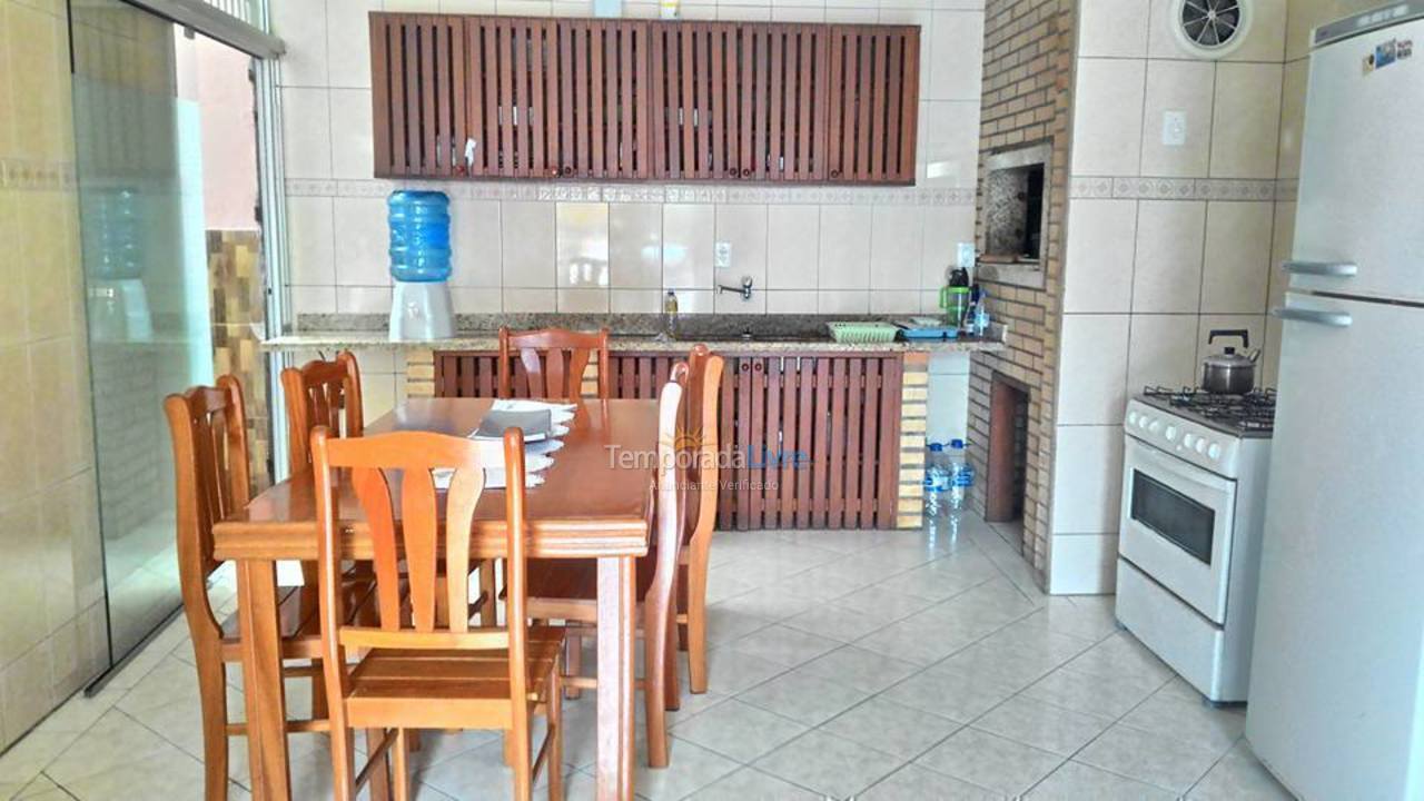 Casa para aluguel de temporada em Itapema (Meia Praia)