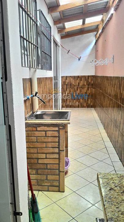 Casa para aluguel de temporada em Itapema (Meia Praia)