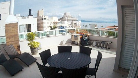 Spectacular penthouse 2 suites, 20 meters from the sea!