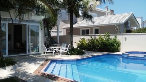 Beautiful house with 4 suites 2 blocks from the Sea of Jurerê Internacional