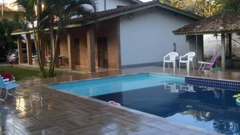 Beautiful House with 4 bedrooms, Pool and Barbecue in Ubatuba