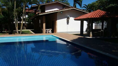 Hermosa casa con 4 dormitorios, piscina y barbacoa en Ubatuba