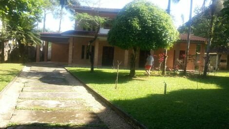 Hermosa casa con 4 dormitorios, piscina y barbacoa en Ubatuba