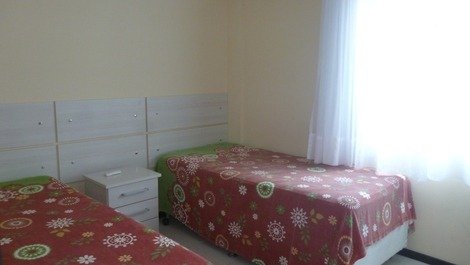 Dormitório com 2 camas de solteiro box
