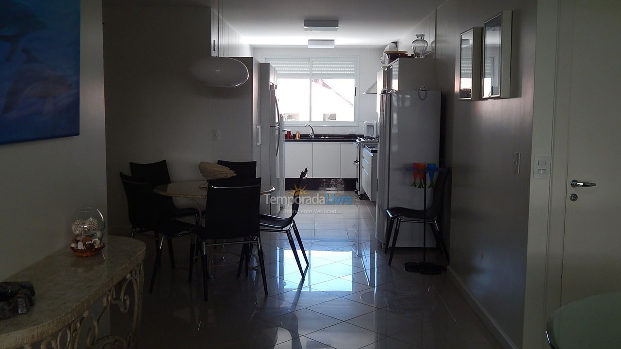 Apartamento para aluguel de temporada em Florianópolis (Praia Brava)