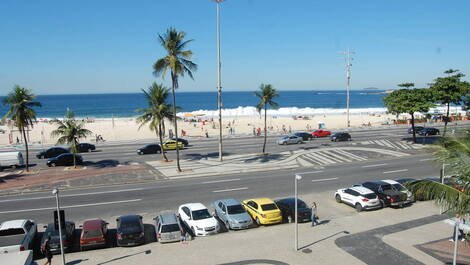 Apartamento com 3 Quartos de Frente para a Praia de Copacabana!