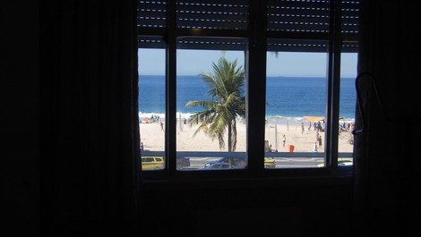 Apartamento com 3 Quartos de Frente para a Praia de Copacabana!