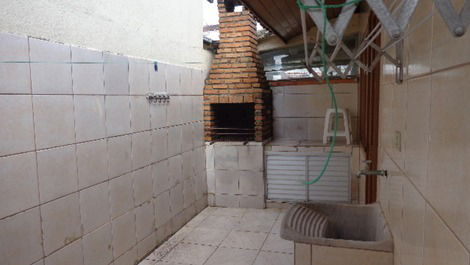 Great semi-detached in a quiet place in the Enseada, Ac in the suite, barbecue