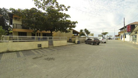 Casa Olimpio - localizada à 20 metros da praia de Bombas