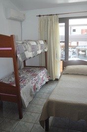 Dormitório com 03 camas de solteiro