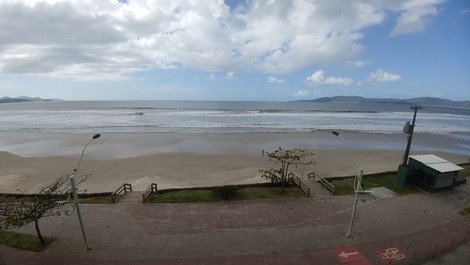 Ocean front in Meia Praia Itapema, 4 bedrooms, air and internet