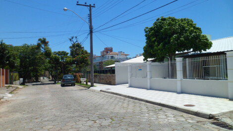 Excelente casa de 04 habitaciones (02 suites), a 250m de la playa.