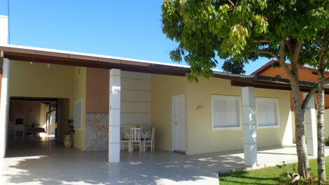 Excellent house with 04 bedrooms (02 suites), 250m from the beach