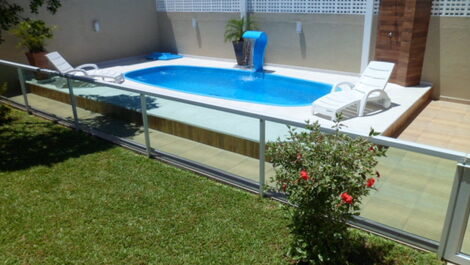 Excelente casa com 04 quartos (02 suítes), 250m da praia