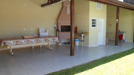 Excellent house with 04 bedrooms (02 suites), 250m from the beach